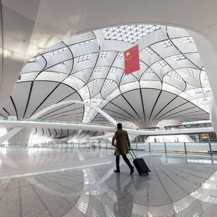 A traveler walks through the Beijing Daxing International Airport, Nov. 23, 2021. Photo: Bloomberg