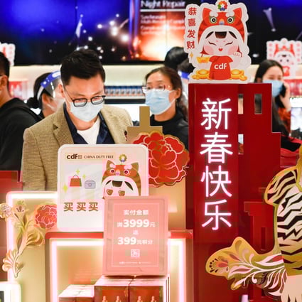 Customers shop for Lunar New Year deals at a duty-free shop in Haikou, capital of south China’s Hainan province, on Thursday. Photo: Xinhua