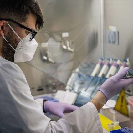A laboratory technician analyses Covid-19 samples during the polymerase chain reaction preparation process at the Genview Diagnosis lab in Houston, Texas, on August 13, 2021. Photo: AFP