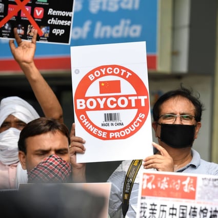 Members of the Working Journalist of India (WJI) hold placards urging citizens to remove Chinese apps and stop using Chinese products during a demonstration against the Chinese newspaper Global Times in New Delhi on June 30, 2020. Photo: AFP