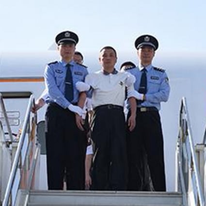 Chinese graft suspect Liu Baofeng, flanked by police, emerges from a Hainan Airlines flight from Vancouver, at Shenzhen’s Bao’an International Airport on June 29, 2019. Photo: CCDI
