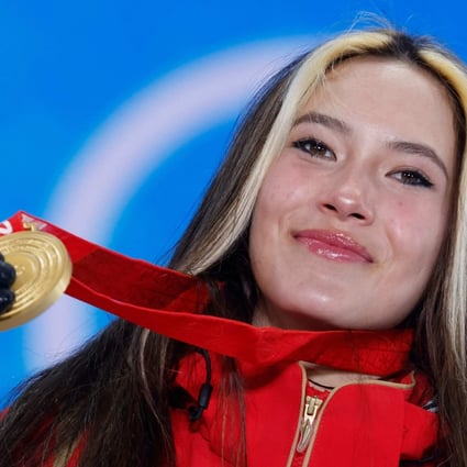 Eileen Gu shows off the half-pipe gold medal she won for China at the Winter Olympics in Beijing. Photo: AFP