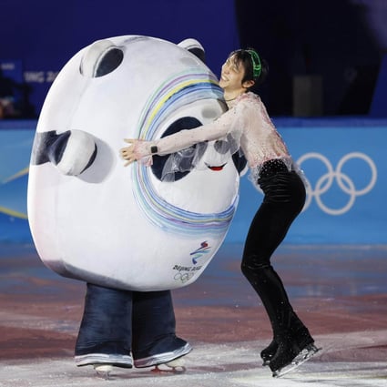 Japanese figure skater Yuzuru Hanyu hugs Beijing Winter Olympic mascot Bing Dwen Dwen during the finale of the exhibition gala at the Beijing Winter Olympics on February 20. Photo: Kyodo