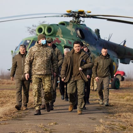 Ukrainian President Volodymyr Zelensky visits soldiers during a military drill outside the northwestern city of Rivne. Photo: dpa