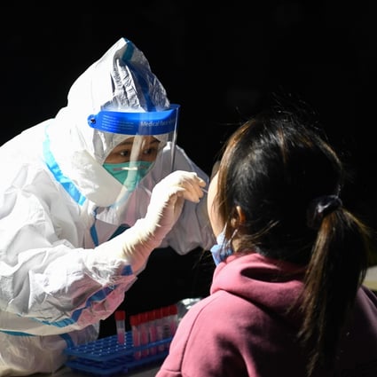 A resident receives a nucleic acid test in the Futian District of Shenzhen, Jan. 11, 2022. Photo: Xinhua