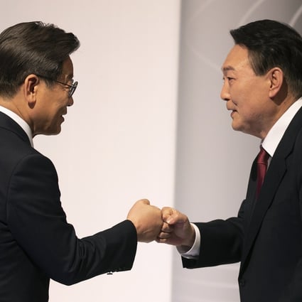 South Korean presidential candidates Lee Jae-myung of the ruling Democratic Party and Yoon Suk-yeol of the main opposition People Power Party bump fists before a TV debate. Photo: EPA