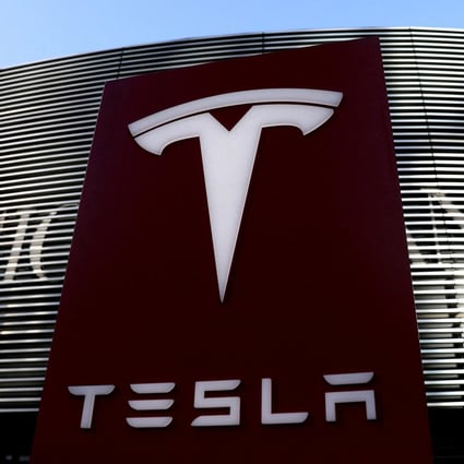 A Tesla logo is seen near a shopping complex in Beijing, China January 5, 2021. Photo: Reuters