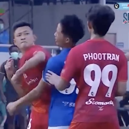 Isaret Noichaiboon lands a brutal elbow to the face on Supasan Ruangsuphanimit. Photo: Twitter/image captured online