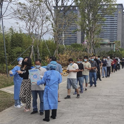 Health workers assist residents line up to get a throat swab for the COVID-19 test in Shenzhen, southern China’s Guangdong province on March 15, 2022. Photo: AP