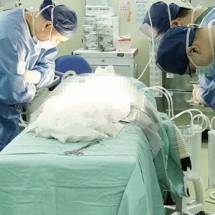 Surgeons bow to thank a deceased baby girl before beginning surgery for a kidney donation. Photo: Sohu.com
