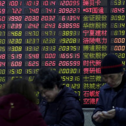 Investors stand in front of an electronic board showing stock information at a brokerage house in Shanghai on February 15, 2016. Photo: Reuters.