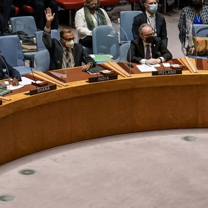 Chinese and Indian representatives vote to abstain from a resolution during a UN Security Council meeting on the Russian invasion of Ukraine, on February 25. Photo: AP
