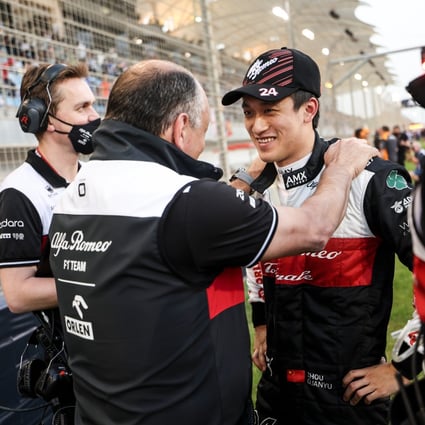 Alfa Romeo’s Zhou Guanyu (right) chats with his team after the Bahrain Grand Prix. Photo: Xinhua
