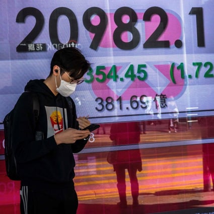 Hong Kong stocks rose for a second day, as bargain-hunting for technology companies continued and a retreat in oil prices eased inflation pressure. Photo: AFP