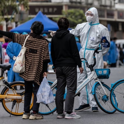 A police officer in protective gear blocks a Shanghai street where food rations are distributed. Photo: EPA-EFE