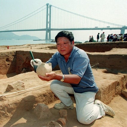 A file photo shows an archaeologist excavating the Tung Wan Tsai site in Ma Wan in 1997. Photo: SCMP