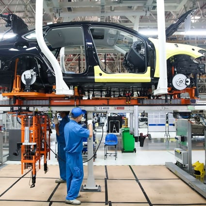 Workers on an assembly line at SAIC-Volkswagen workshop in Shanghai on Oct. 30, 2018. Photo: Xinhua