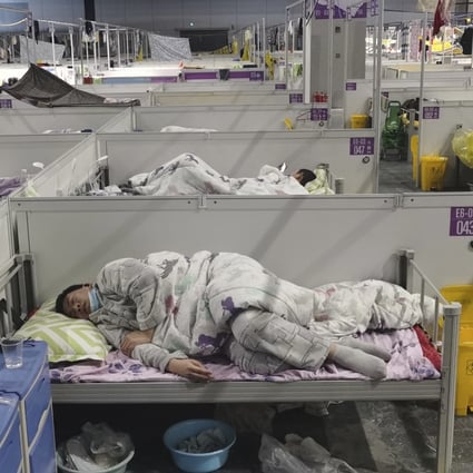 Residents at a temporary hospital converted from the National Exhibition and Convention Center to quarantine COVID-positive patients in Shanghai on April 18, 2022. Photo: AP