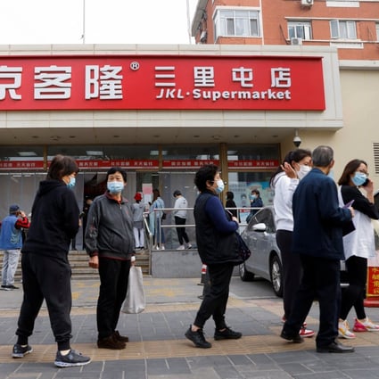 People wait in line to enter a supermarket following the Covid-19 outbreak in Beijing on April 25. Photo: Reuters