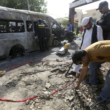 Pakistani investigators gather evidence at the site of explosion, in Karachi, Pakistan, Tuesday, April 26, 2022. Photo: AP