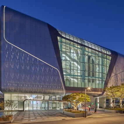 Blackpink’s new home, the YG Entertainment HQ in Seoul, Korea designed by Dutch architect Ben van Berkel’s UNStudio, looks like a giant audio speaker.