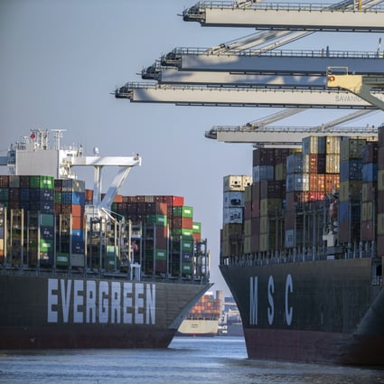 The container ship Ever Far (left) sails downriver past the Port of Savannah, in the US state of Georgia, in September 2021. Photo: AP 