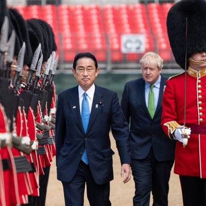 Japanese Prime Minister Fumio Kishida (centre) and British Prime Minister Boris Johnson review a guard of honor ahead of their bilateral meeting in London on Thursday. Photo: EPA-EFE