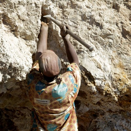 یک معدنچی صنعتگر در Tilwizembe، یک معدن مس-کبالت صنعتی سابق، در نزدیکی Kolwezi، جمهوری دموکراتیک کنگو کار می کند.  تجارت بین چین و آفریقا در سه ماهه اول، عمدتاً به دلیل صادرات آفریقایی مواد معدنی و فلزات خاکی کمیاب قوی بود.  عکس: رویترز 