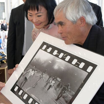 Vietnamese Photographer Nick Ut Gives Pope Francis Famous Napalm Girl