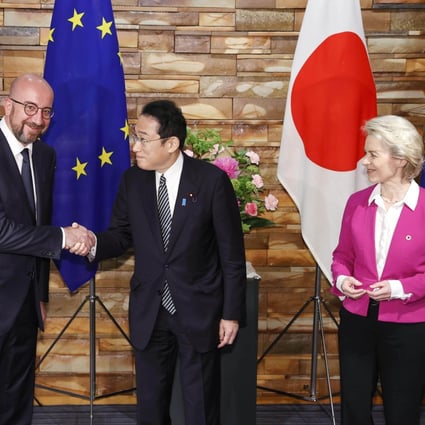 Japanese Prime Minister Fumio Kishida shakes hands with European Council President Charles Michel as European Commission President Ursula von der Leyen looks on. Photo: Kyodo