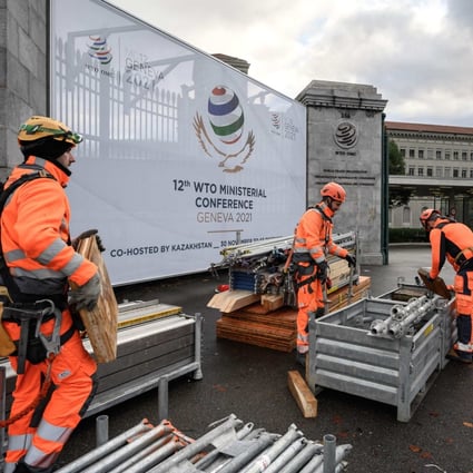 Workers remove fences next to the entrance of the World Trade Organization headquarters on November 27, 2021, in Geneva after the ministerial conference was postponed due to Omicron. Photo: AFP