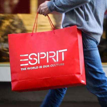 A shopper with an Esprit bag in  Sydney, Australia, July 4, 2011. Photo: Bloomberg