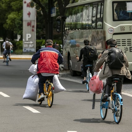Residents armed with groceries and essential supplies during a Covid-19 lockdown in Shanghai on May 18, 2022. Photo: Bloomberg.