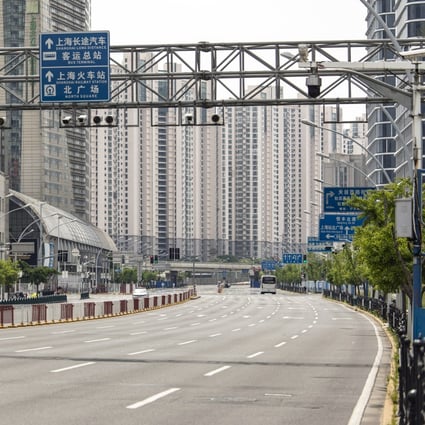 A near-empty road during a lockdown due to Covid-19 in Shanghai, May 18, 2022. Photo: Bloomberg