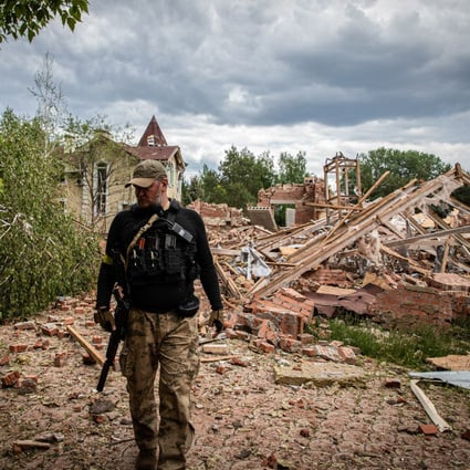 A Ukrainian soldier walks past the ruins of a building hit by shelling on the outskirt of the region of Donetsk on May 19. Photo: DPA