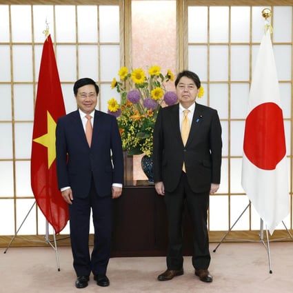 Japanese Foreign Minister Yoshimasa Hayashi, right, and Deputy Vietnamese Prime Minister Pham Binh Minh at talks in Tokyo. Photo: Kyodo