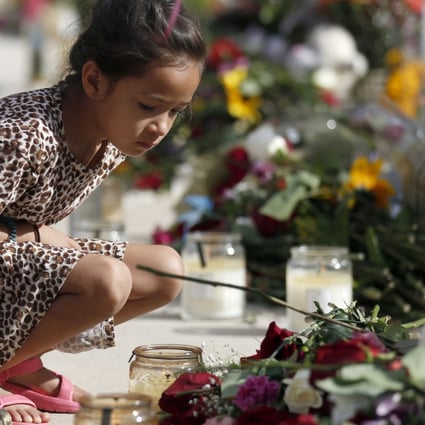 A child visits a memorial site for the victims killed in this week’s shooting at Robb Elementary School in Uvalde, Texas. Photo: AP