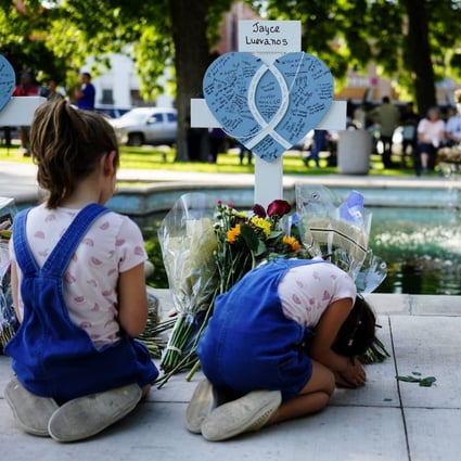 Children mourn for victims of a school shooting in Uvalde, Texas, on May 26. Photo: Xinhua