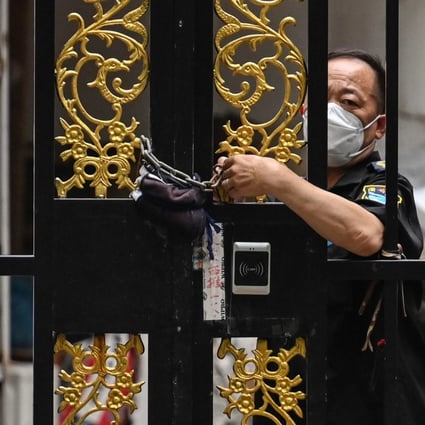 A security guard at a residential compound still under lockdown in the Jing’an district of Shanghai’s Puxi area on June 2, 2022. Photo: AFP