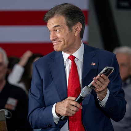 Pennsylvania Republican Senate nominee Mehmet Oz holds his phone to the microphone as former President Donald Trump speaks during a campaign event. Photo: Tom Gralish/The Philadelphia Inquirer/TNS