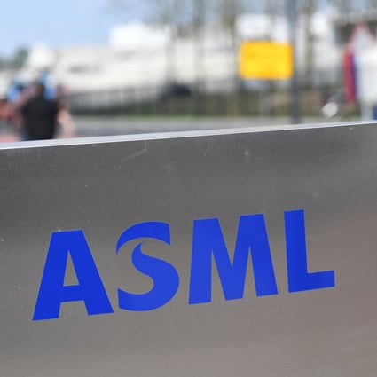 An employee walks past a logo for ASML, the largest supplier in the world of semiconductor manufacturing machines using photolithography, in Veldhoven, Netherlands, on April 17, 2018. Photo: AFP