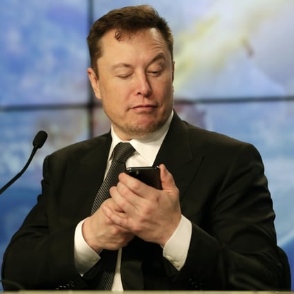 Elon Musk, CEO of Tesla and SpaceX, jokes with reporters as he pretends to search for an answer to a question on a cell phone during a news conference after a SpaceX test flight in Cape Canaveral, Florida, on January 19, 2020. Photo: AP 