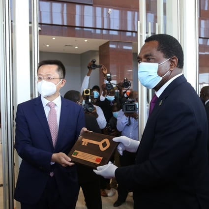 Zambian President Hakainde Hichilema (right) receives the symbolic key to the China-funded Kenneth Kaunda International Conference Centre from Chinese ambassador Du Xiaohui, in Lusaka on May 31. Photo: Xinhua