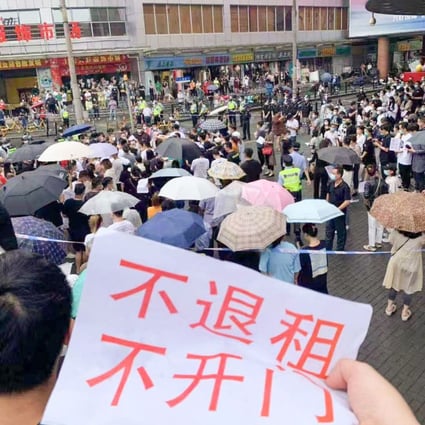 Tenants protest landlords’ reluctance to offer them rent relief at the Qipu Road Clothing Market in Shanghai on the morning of June 13, 2022. Photo: Handout