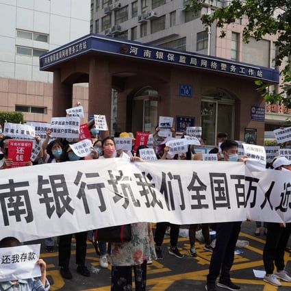 People protest in front of the Henan branch of the China Banking and Insurance Regulatory Commission (CBIRC) demanding “return our money” in Zhengzhou city, central China’s Henan province. Photo: Weibo