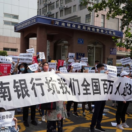 Local people protest in front of the Henan branch of the China Banking and Insurance Regulatory Commission demanding the return of their money. Photo: Weibo