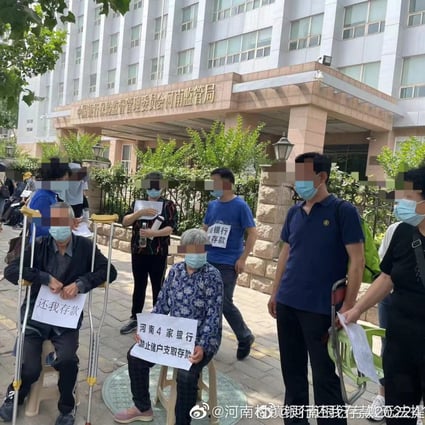 People protest in front of the Henan branch of the China Banking and Insurance Regulatory Commission, chanting “return our money”. Photo: Weibo