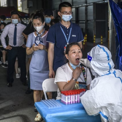 People line up for nucleic acid testing at a temporary Covid-19 testing site on June 6, 2022 in Shenzhen, China. Photo: Getty Images
