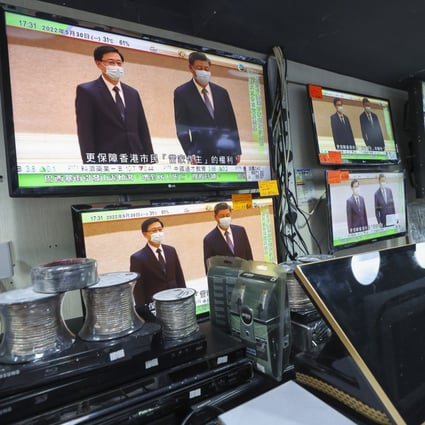 Screens at an electronics store in Sham Shui Po show President Xi Jinping having a meeting with Chief Executive-elect John Lee Ka-chiu in Beijing on May 30. Photo: Edmond So