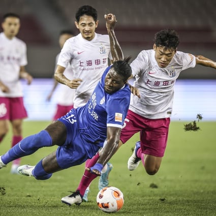 Wuhan Three Towns extended its unbeaten streak against Shanghai Shenhua in Dalian. Photo: Xinhua